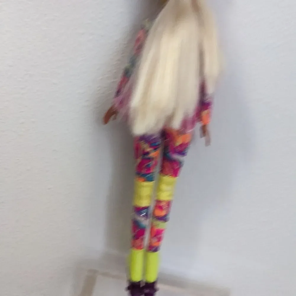 Hot Skatin Barbie Doll Articulated Jointed Blonde Hair Blue Eyes 1993 Mattel